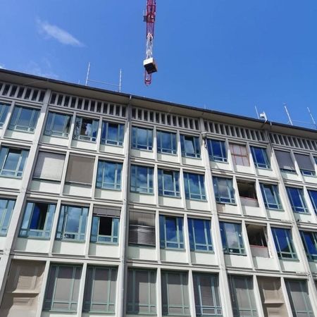 Mannheim Herstellung Mikropfähle im Gebäude - Bohrausrüstung wird in den Innenhof mit einem Kran verladen