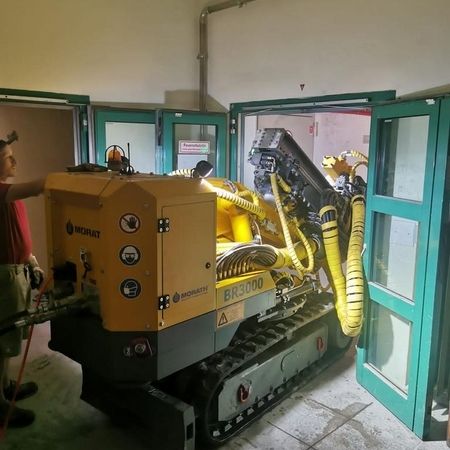 Mannheim Herstellung Mikropfähle im Gebäude - Bohrraupe