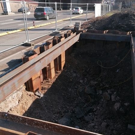 ausgesteifter Spundwandverbau - für Neubau Stütze Fußgängerbrücke
